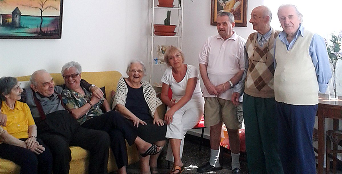 Il soggiorno della residenza Agave con gli ospiti e i familiari riuniti